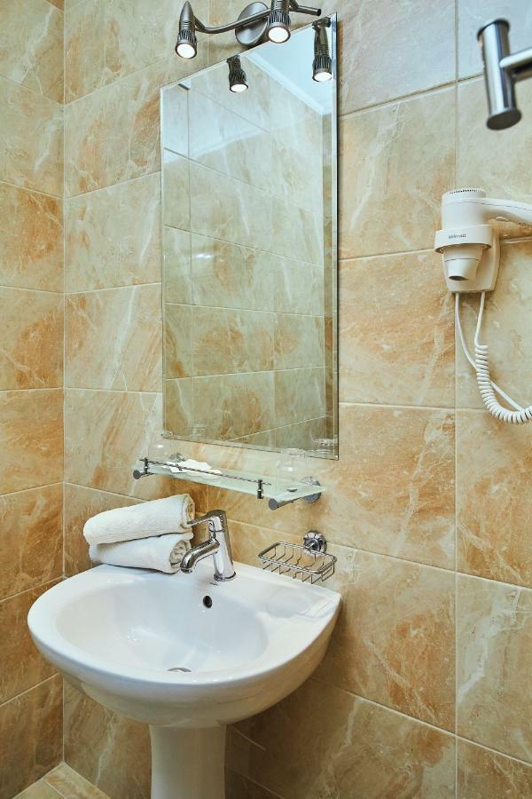 Hotel Patriarshyi Lviv Dış mekan fotoğraf